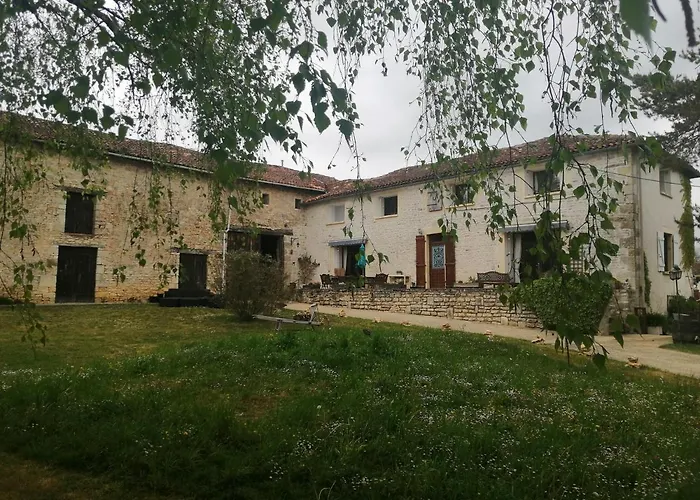 Les Granges De La Leigne, Ruffec Bed and breakfast